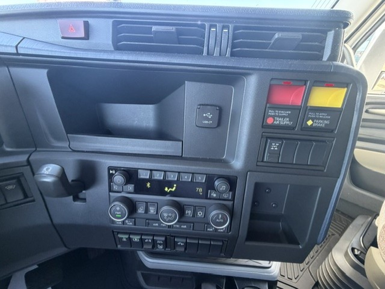 2027 Volvo VNL 860 in Waukee, IA — photo 8