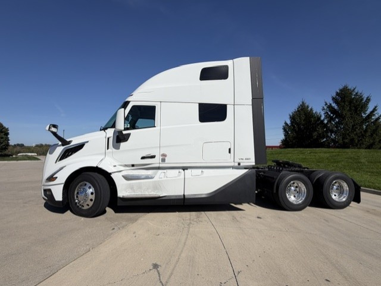 2027 Volvo VNL 860 in Waukee, IA — photo 2