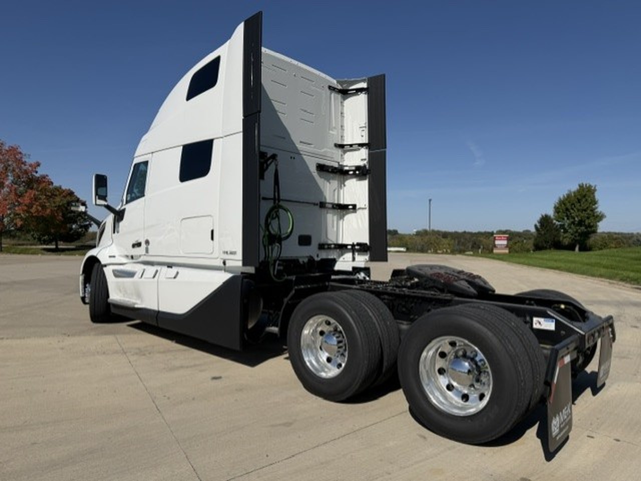 2027 Volvo VNL 860 in Waukee, IA — photo 3