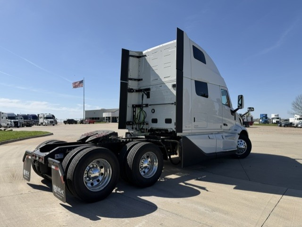 2027 Volvo VNL 860 in Waukee, IA — photo 4