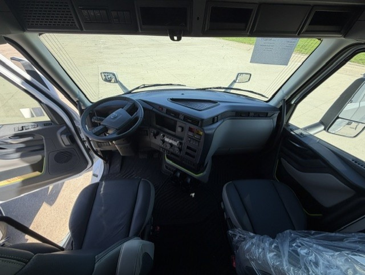 2027 Volvo VNL 860 in Waukee, IA — photo 6