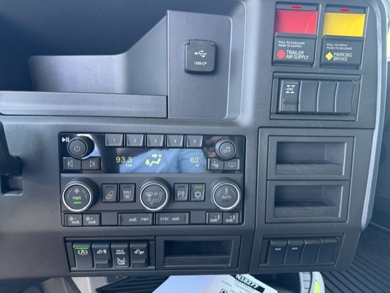 2027 Volvo VNL 860 in Waukee, IA — photo 8