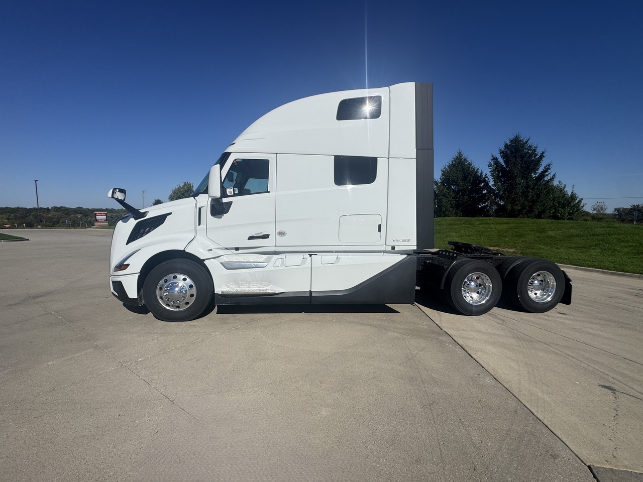 2027 Volvo VNL 860 in Waukee, IA — photo 2