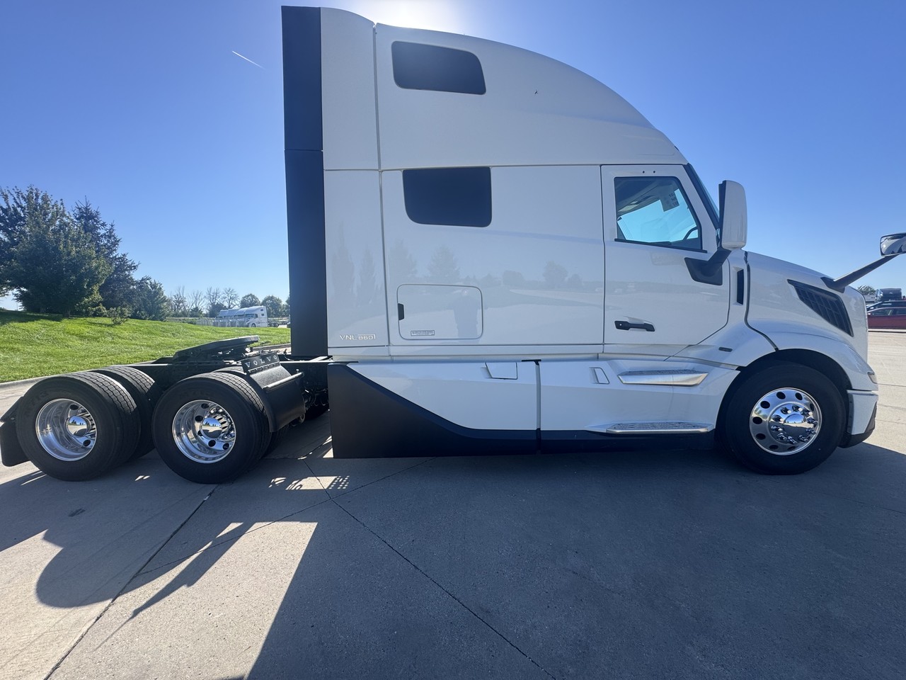 2027 Volvo VNL 860 in Waukee, IA — photo 4