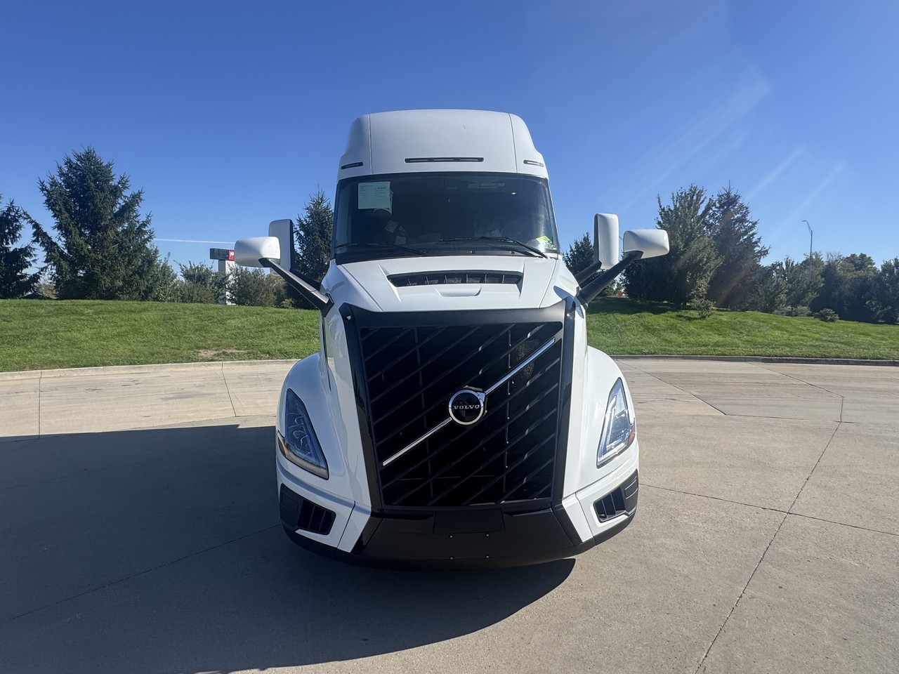 2027 Volvo VNL 860 in Waukee, IA — photo 6