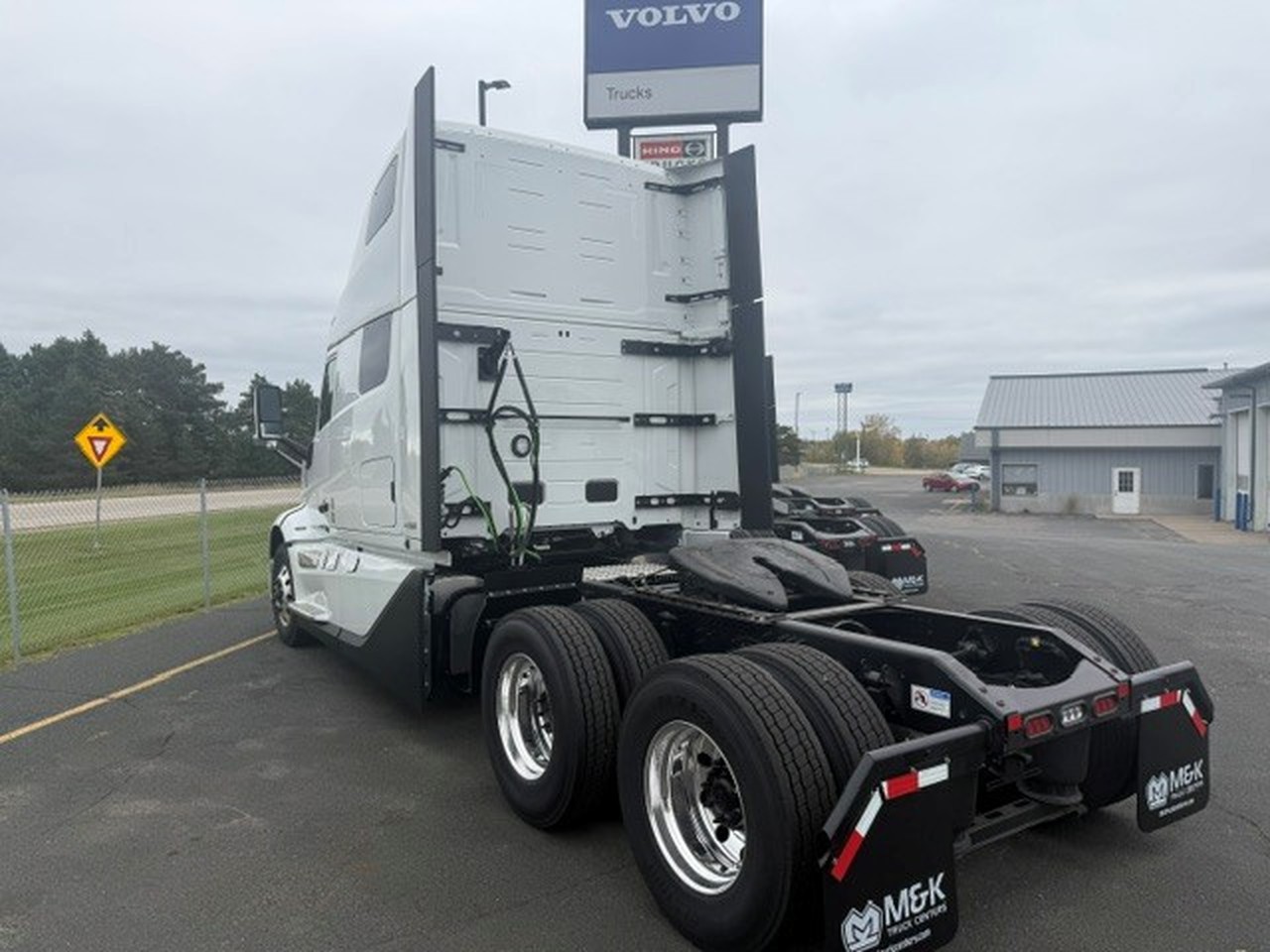 2027 Volvo VNL 860 in Sauk Rapids, MN — photo 2