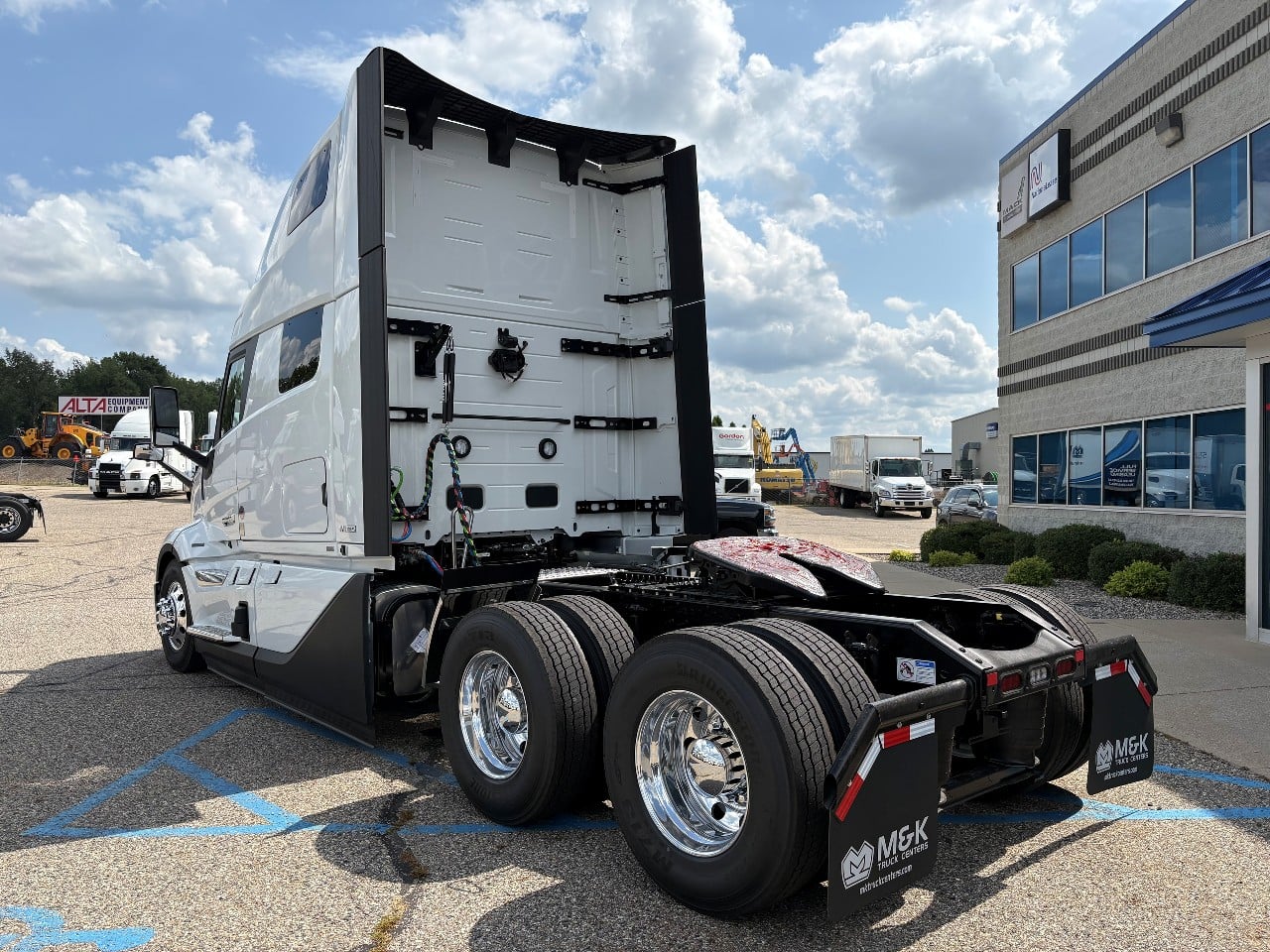 2027 Volvo VNL 860 in Byron Center, MI — photo 4