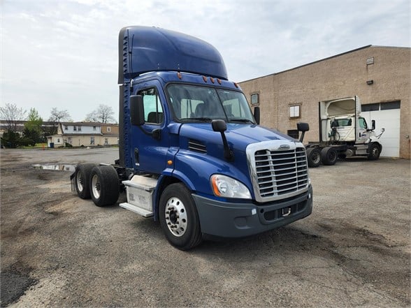 USED 2017 FREIGHTLINER CASCADIA 113 DAYCAB TRUCK #15387