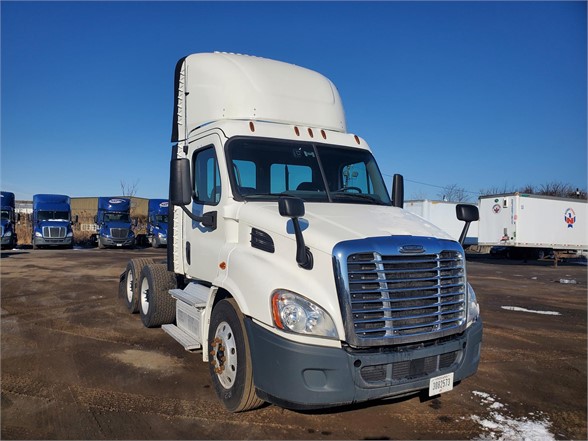 USED 2017 FREIGHTLINER CASCADIA 113 DAYCAB TRUCK #15396