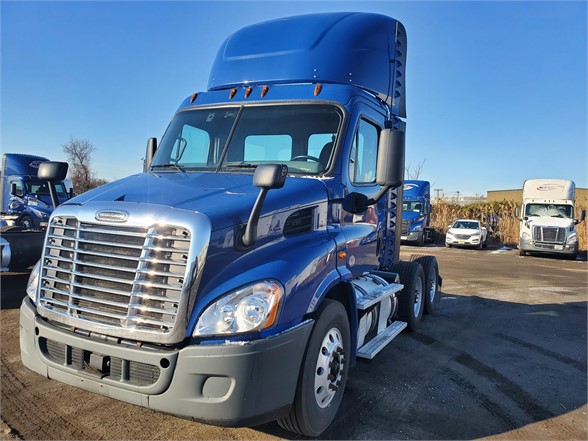 USED 2017 FREIGHTLINER CASCADIA 113 DAYCAB TRUCK #15397