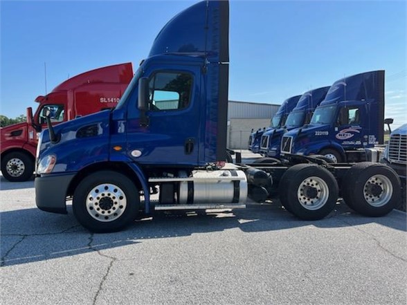 USED 2018 FREIGHTLINER CASCADIA 113 DAYCAB TRUCK #15427