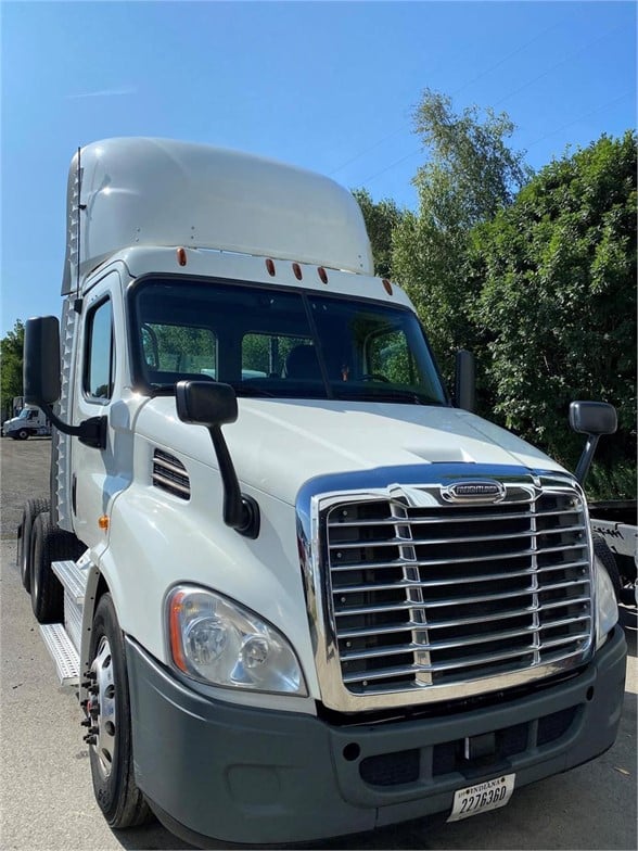 USED 2017 FREIGHTLINER CASCADIA 113 DAYCAB TRUCK #15688