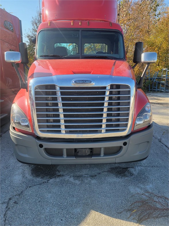USED 2018 FREIGHTLINER CASCADIA 125 DAYCAB TRUCK #16214