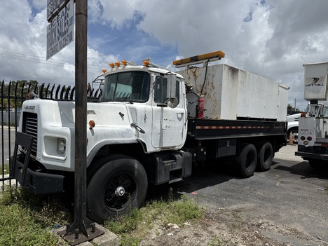 1999 MACK DM690S Service - Utility Truck