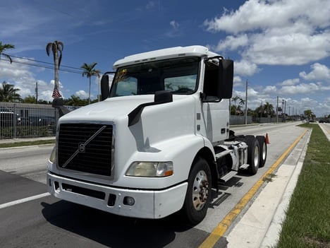 2015 VOLVO VNM T/A Tag Axle Daycab
