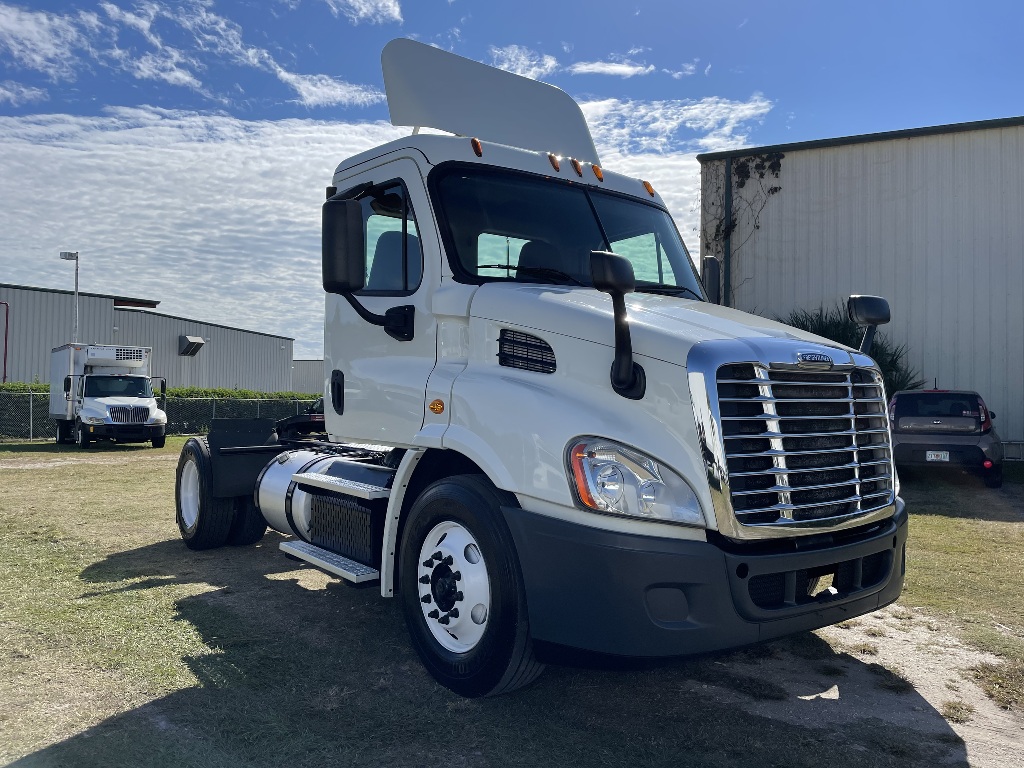 2015 FREIGHTLINER Cascadia Single Axle Daycab #1