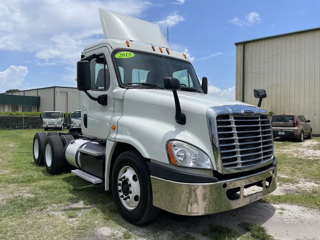 2015 FREIGHTLINER Cascadia T/A Day Cab Tandem Axle Daycab #1