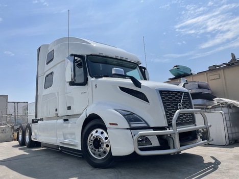 2020 VOLVO VNL860 Sleeper
