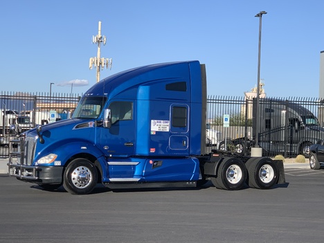 2017 KENWORTH T680 Tandem Axle Sleeper