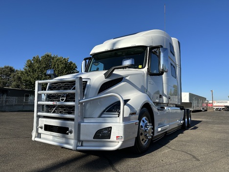2022 VOLVO VNL860 Sleeper