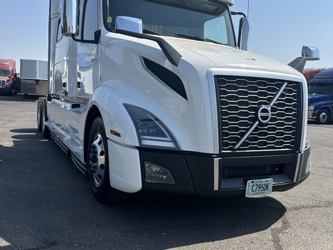 2022 VOLVO VNL860 Sleeper