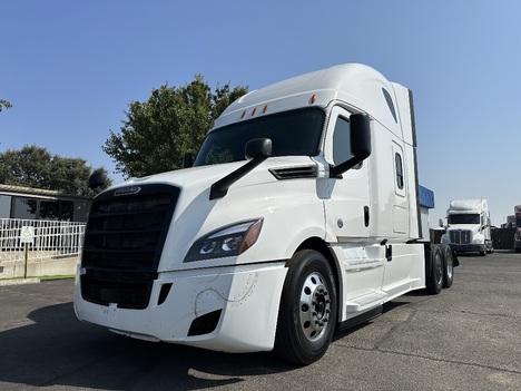 2018 FREIGHTLINER CASCADIA Sleeper