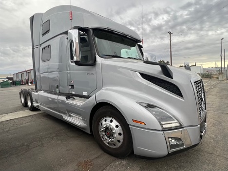 2020 VOLVO VNL860 Sleeper