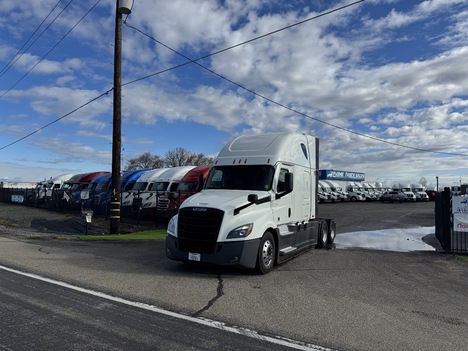 2020 FREIGHTLINER CASCADIA 126 Sleeper
