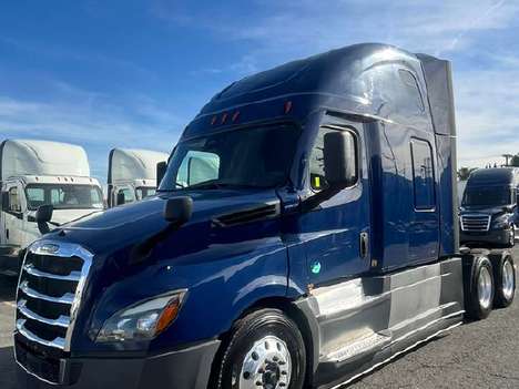  FREIGHTLINER Cascadia126 Sleeper