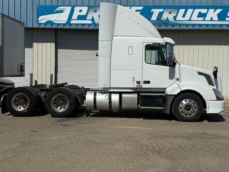2017 VOLVO VNL430 Sleeper #2097