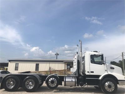 USED 2009 VOLVO VHD104F200 DAYCAB TRUCK #2986-9