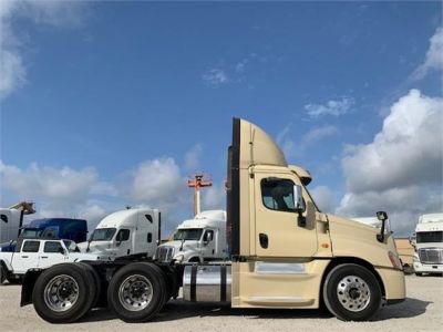 USED 2014 FREIGHTLINER CASCADIA 125 DAYCAB TRUCK #3251-4