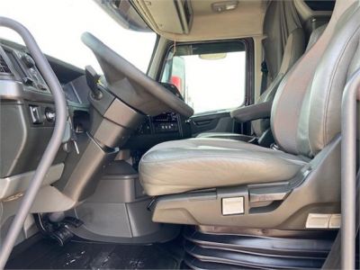 USED 2019 VOLVO VNL64T740 SLEEPER TRUCK #3486-15