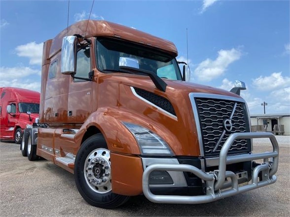 USED 2019 VOLVO VNL64T740 SLEEPER TRUCK #3487