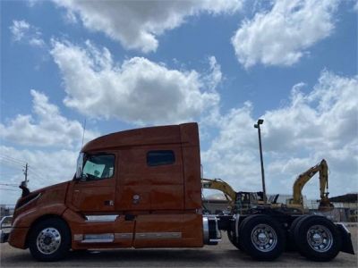 USED 2019 VOLVO VNL64T740 SLEEPER TRUCK #3487-5