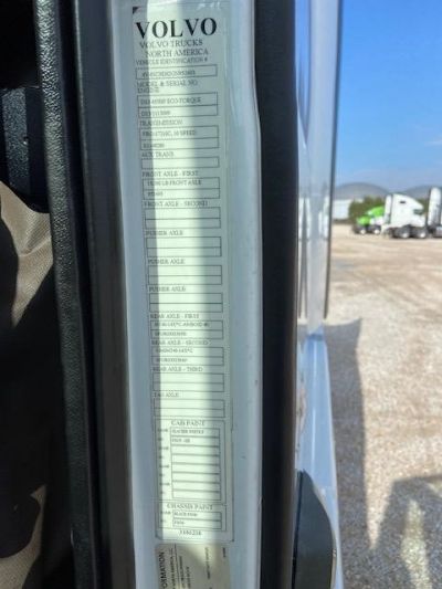 USED 2016 VOLVO VNL64T670 SLEEPER TRUCK #3524-28