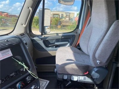 USED 2018 FREIGHTLINER CASCADIA 125 SLEEPER TRUCK #3525-16