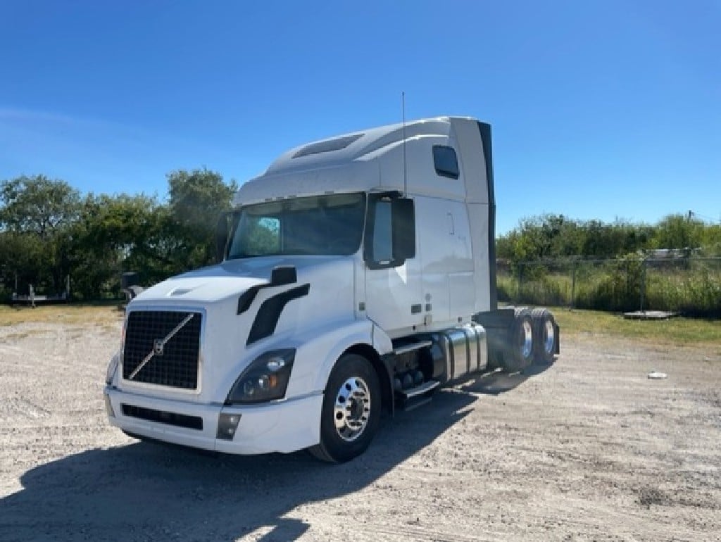 USED 2017 VOLVO VNL64T670 SLEEPER TRUCK #3562