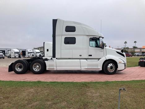 USED 2020 VOLVO VNL64T860 SLEEPER TRUCK #3563-6