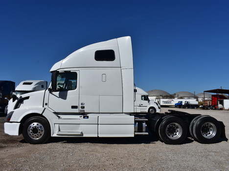 USED 2016 VOLVO VNL64T670 SLEEPER TRUCK #3572-8