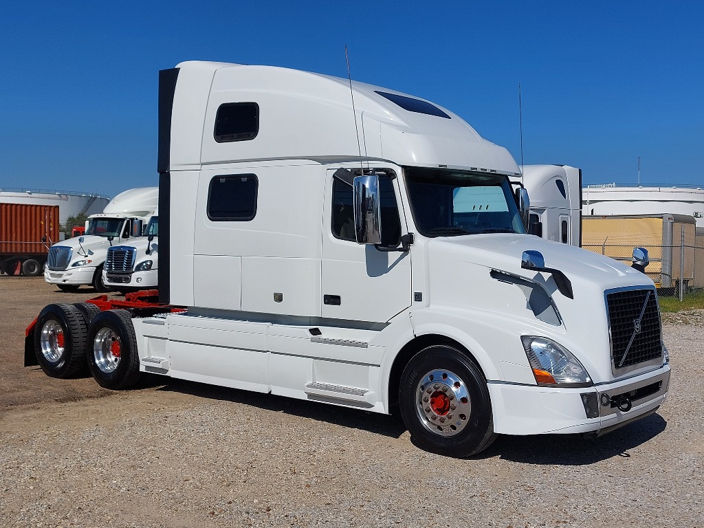 USED 2016 VOLVO VNL64T780 SLEEPER TRUCK #3575
