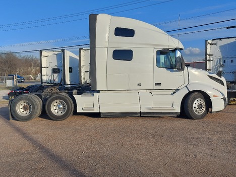 USED 2020 VOLVO VNL64T760 SLEEPER TRUCK #3583-5