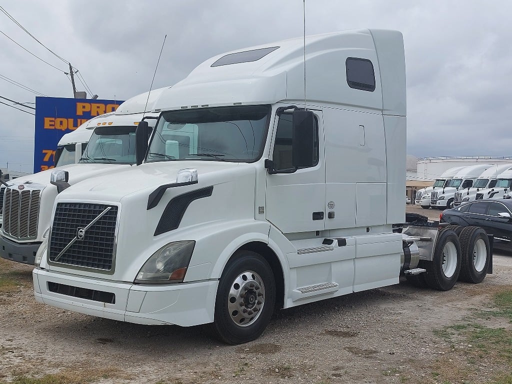 USED 2017 VOLVO VNL64T670 SLEEPER TRUCK #3594
