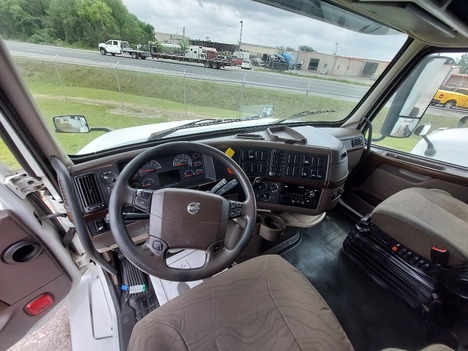 USED 2017 VOLVO VNL64T670 SLEEPER TRUCK #3594-11