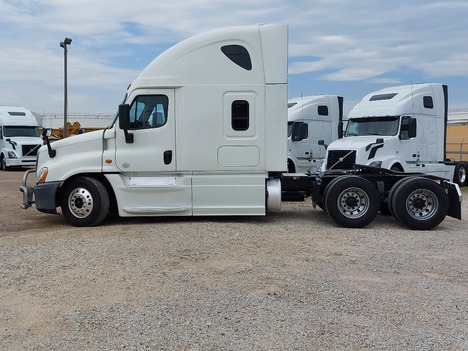 USED 2017 FREIGHTLINER CASCADIA SLEEPER TRUCK #3606-11