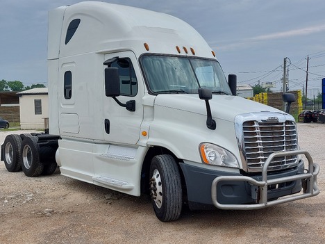 USED 2017 FREIGHTLINER CASCADIA SLEEPER TRUCK #3606-6