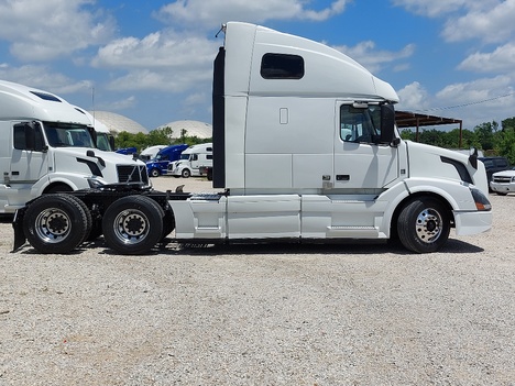 USED 2017 VOLVO VNL64T670 SLEEPER TRUCK #3615-10