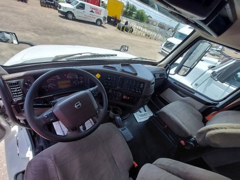 USED 2017 VOLVO VNL64T670 SLEEPER TRUCK #3615-15