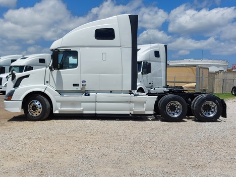 USED 2017 VOLVO VNL64T670 SLEEPER TRUCK #3615-3