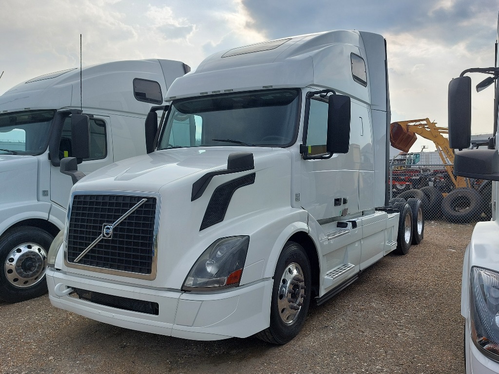 USED 2017 VOLVO VNL64T670 SLEEPER TRUCK #3616